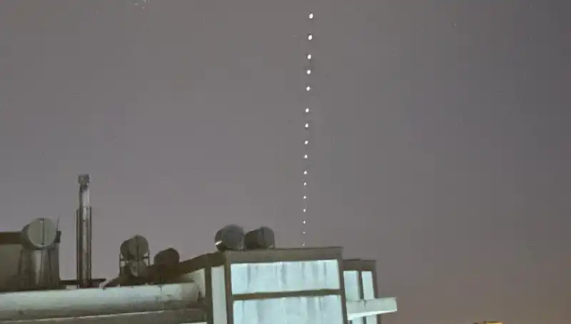 Adana'da Gece Gökyüzünü Aydınlatan Starlink Gösterisi
