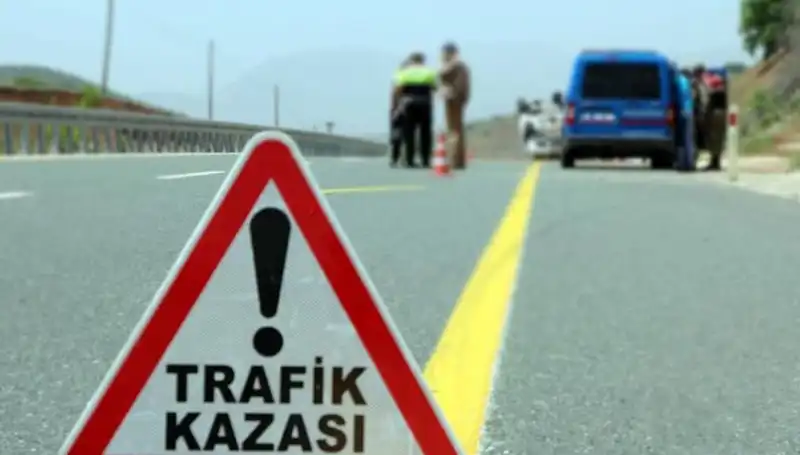 Hafif Ticari Araç ile Otomobil Çarpıştı: 6 Kişi Hayatını Kaybetti