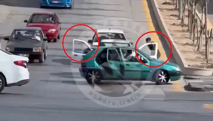 Trafikte Bıçak ve Kılıçlarla Saldırı: Olay Yerindeki Gözaltılar!