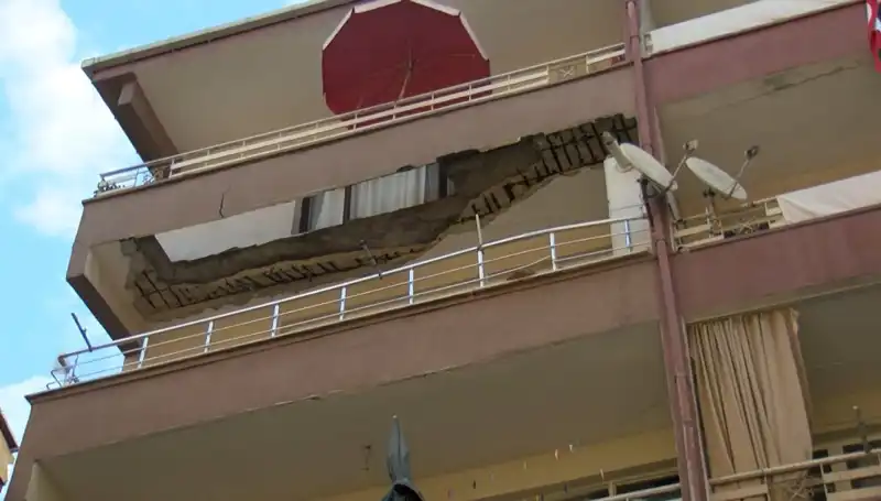 Güngören'de Beş Katlı Binanın Balkonu Çöktü, Korku Dolu Anlar Yaşandı!