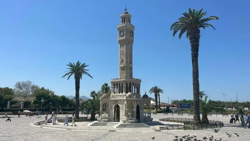 İzmir'de Sıcaklık Rekoru: 42 Dereceye Varacak, Vatandaşlar Sokağa Çıkmaktan Kaçınıyor!