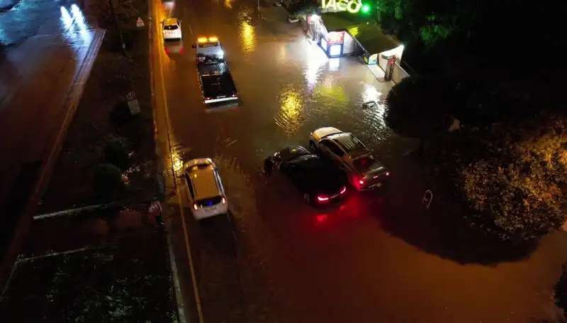 Adana’da Aniden Gelen Sağanak Yağış: Cadde ve Yollar Sular Altında Kaldı!