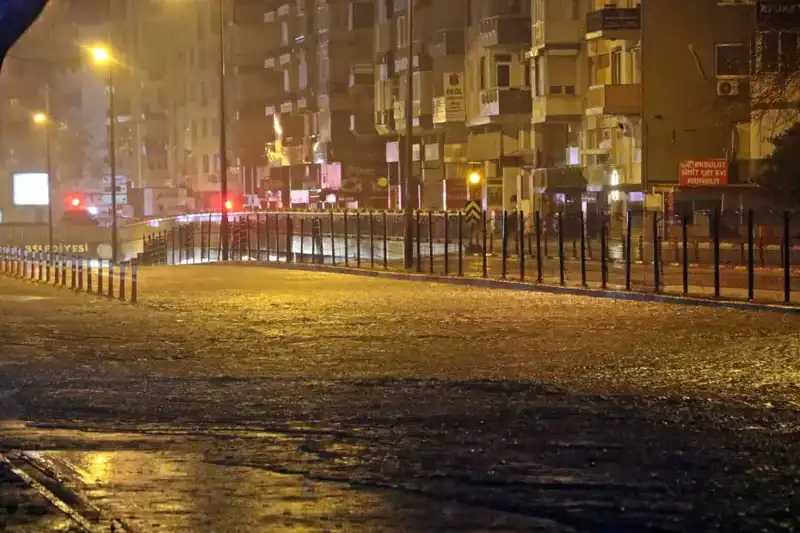 Antalya'da Dolu Yağışı: Yollar Göl Oldu Araçlar Mahsur Kaldı