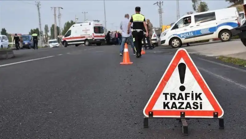 Antalya'da Otomobilin Kanala Devrilmesi Sonucu İki Kişi Yaralandı
