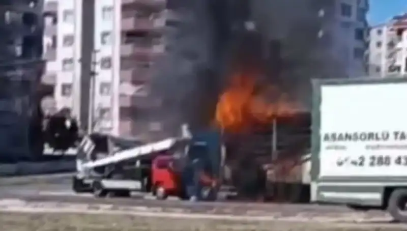 Alev Alev Yanan TIR: Yangın, Küle Döndü!