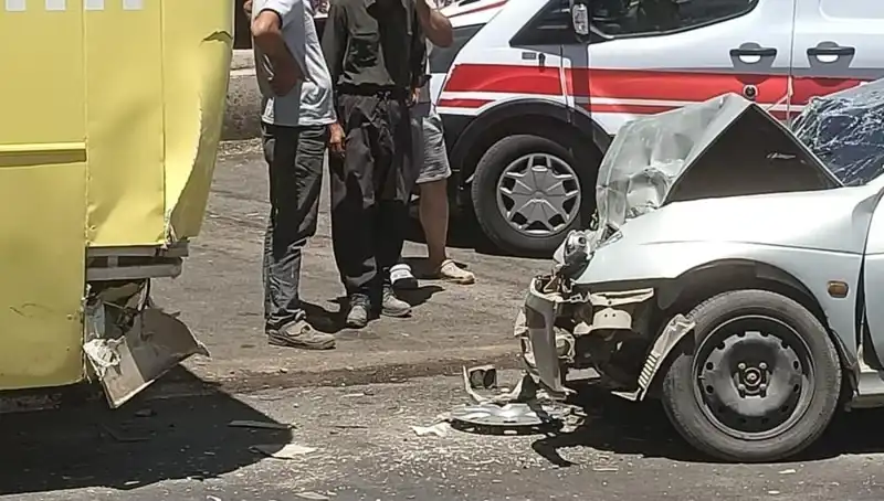 Halk Otobüsü ve Otomobilin Kaza Anı: İki Yaralının Hikayesi