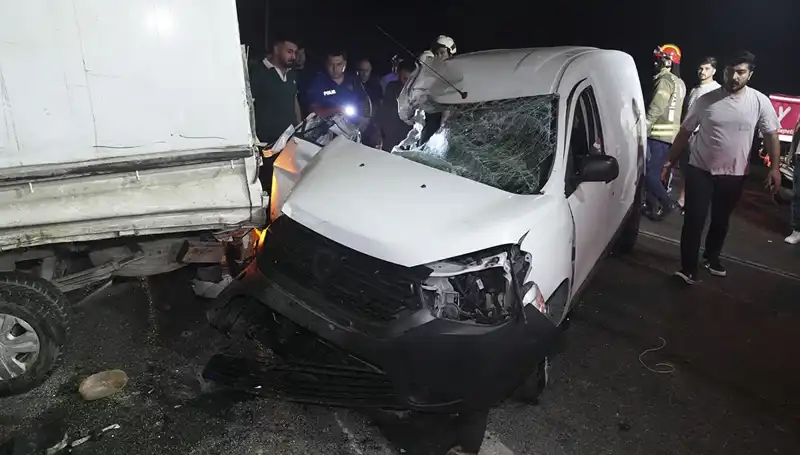 İstanbul'da Feci Kaza: 3 Kişi Yaralandı, Olay Yeri Karıştı