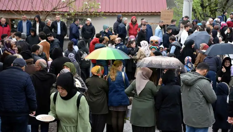 Geçmişten Günümüze Bayramlaşma Geleneği: 12 Bin Kişilik Unutulmaz Buluşma
