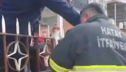 Hatay'da Çocuğun Koluna Saplanan Demir Korkuluk Skandalı