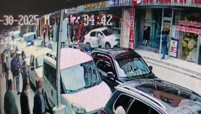 Alkollü Sürücü Mağazaya Dalınca Çocuklar Son Anda Kurtuldu!