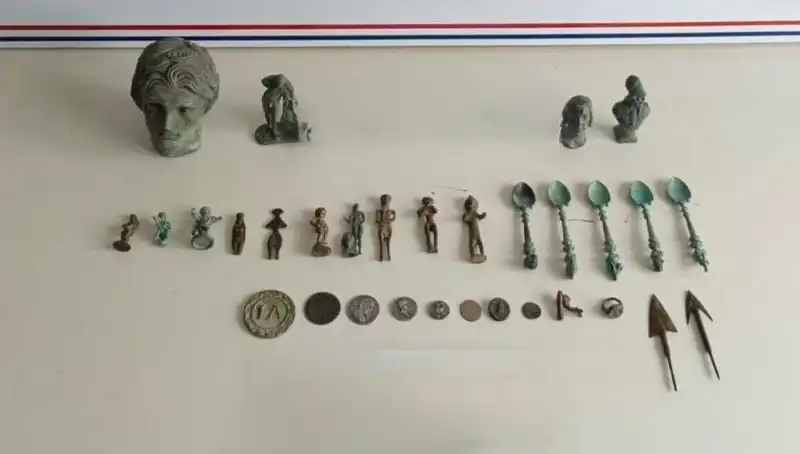 Roma Dönemine Ait Tarihi Eserler Güvenlik Güçleri Tarafından Ele Geçirildi
