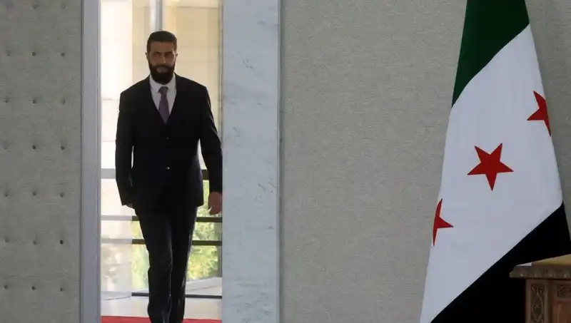 Paris'te Şara-Macron Zirvesi: Fransa'nın Yeni Suriye Vizyonunu Destekleyecek Mi?