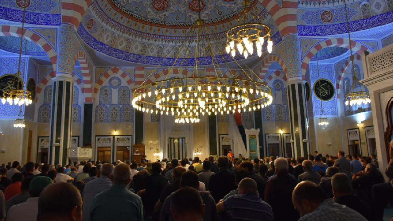 Regaib Kandili'nde Müslümanlar dualara daldı