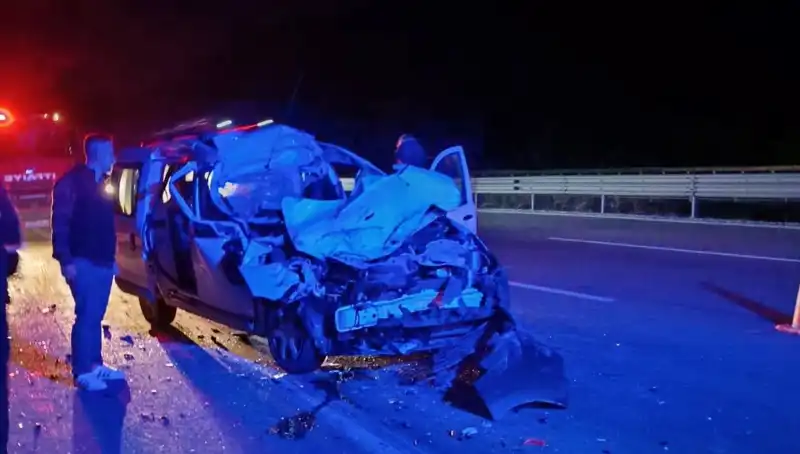 Otoyolda TIR’a Çarpan Araç Hurdaya Döndü: Feci Kaza Anları