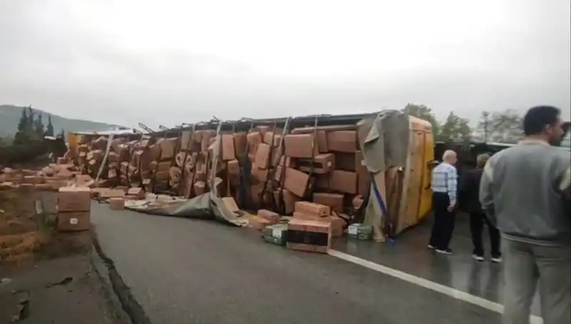 Ankara Yolu'nda Dehşet Anları: TIR Devrildi, Trafik Kapatıldı!