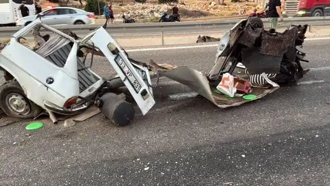 Bariyere Çarpan Araçta Dehşet Verici Kaza: 1 Ölü, 1 Yaralı