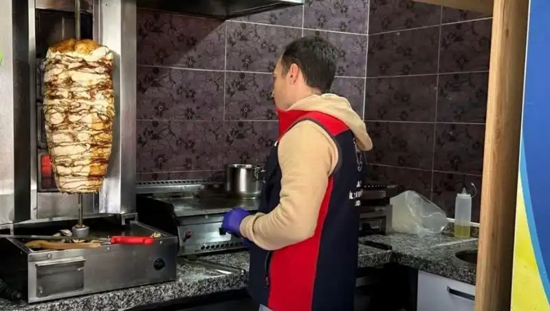 Tavuk Döner Alarmı: İşletmelere Yapılan Baskınlar Korkutuyor, Nedenleri ve Sonuçları