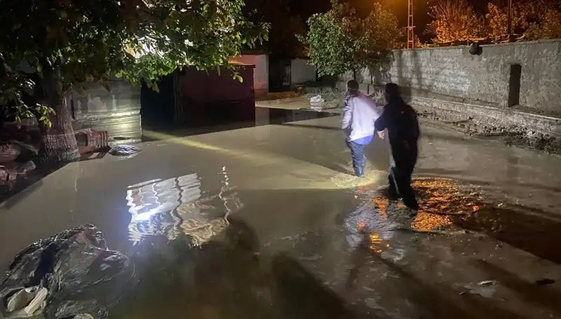 20 Dakikalık Şiddetli Yağış İle Sel Faciası: Evler Çöktü ve Boşaltıldı