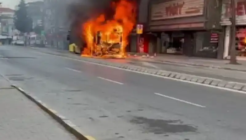 Ümraniye’de Korku Dolu Anlar: Bir Bina Ani Alevlerle Gündeme Geldi