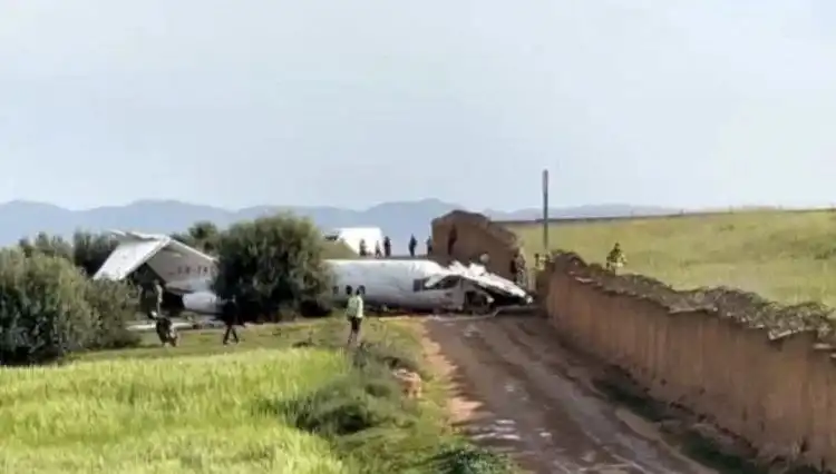 Pistten Çıkan Uçak Korkunç Bir Kaza ile Duvara Çarptı
